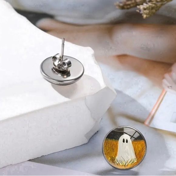 BNWT Halloween ghost stud  earrings - Picture 1 of 3
